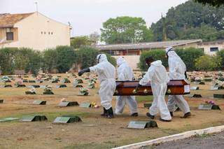 Enterro de vítima de covid-19 em Campo Grande. (Foto: Kísie Ainoã/Arquivo)