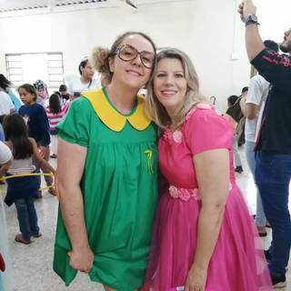 Uma das voluntáris e Dida, de rosa, vestidas de personagens (Foto: Arquivo Pessoal)