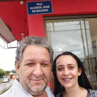 Benjamin e filha Jussara orgulhosos com a placa da rua que leva o nome do pai e avô Alcides. (Foto: Arquivo Pessoal)