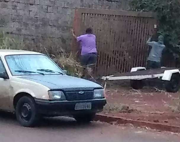 Homens s&atilde;o flagrados furtando port&atilde;o: &quot;pode filmar, t&aacute; beleza&quot;