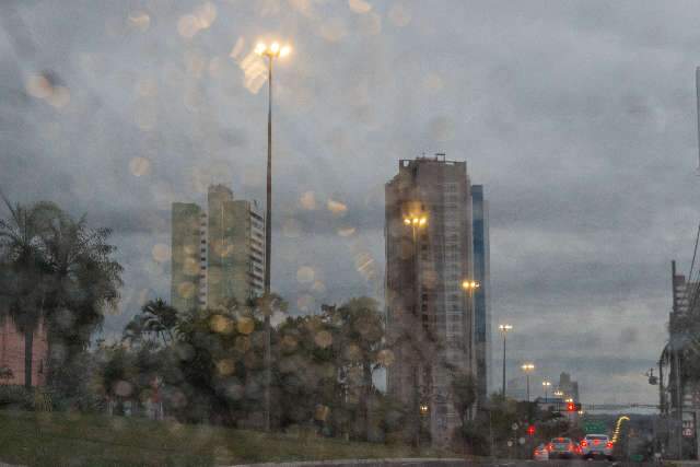 Chuva fraca na madrugada anuncia dia de temperatura amena 