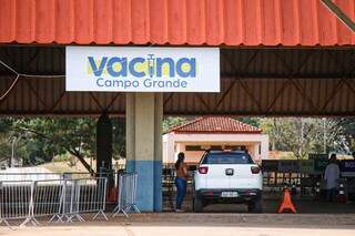 Ponto de imunização montado no Parque Ayrton Senna, em Campo Grande. (Foto: Henrique Kawaminami)