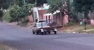 Portão sendo levado pelos homens (Foto/Reprodução)