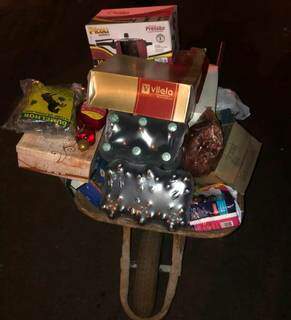 Homem invade mercado e leva carriola com fogos, cigarros e carne Homem invade mercado e leva carriola com fogos, cigarros e carne