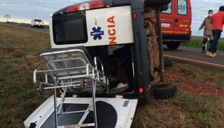 Ambulância tombou após motorista perder controle do veículo durante transporte. (Foto: Divulgação)
