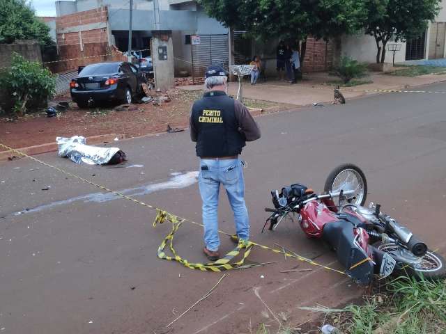 Motociclista n&atilde;o resiste e morre ap&oacute;s colidir com carro