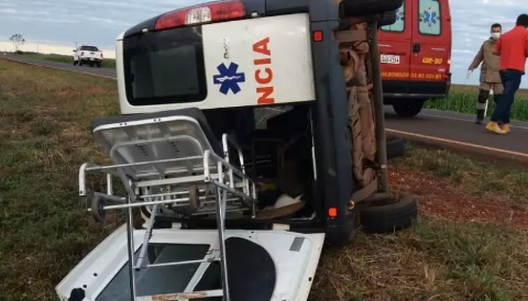 Ao socorrer baleados, ambul&acirc;ncia tomba a caminho de hospital