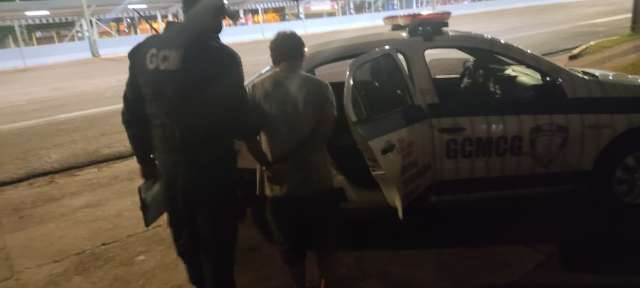 Invasor quebra janela de pr&eacute;dio da Agetran e acaba preso