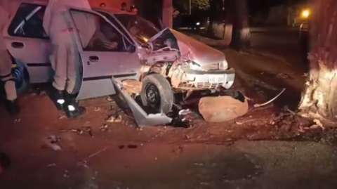 Motorista perde controle da direção e destrói frente de carro ao bater em árvore