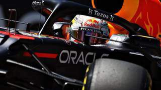 Carro de Max Verstappen, no detalhe, no GP de Mônaco (Foto: Divulgação)