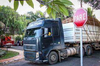 Caminhão bitrem na rua Giocondo Orsi, onde tem placa de Pare. (Foto: Henrique Kawaminami)
