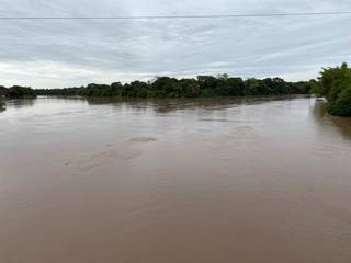 O encontro dos rios Coxim (à esquerda) e Taquari (à direita). (Foto: Divulgação/Defesa Civil)