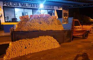 Caminhão estava carregado com 1.200 quilos de maconha escondidos em fundo falso. (Foto: Divulgação/PMR)