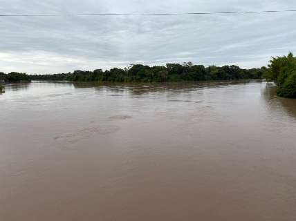Chuva eleva nível de rio Taquari e coloca Coxim em estado de emergência 