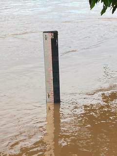 Régua mostra que o nível do rio Taquari hoje é de 4,43. (Foto: Divulgação/Defesa Civil)