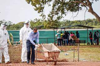 Seguindo medidas de biossegurança impostas pela pandemia, sepultamento é feito na Capital (Foto: Henrique Kawaminami/Arquivo)