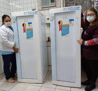 Servidoras da unidade de saúde recebendo as geladeiras. (Foto: Divulgação | Energisa)