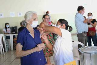Idosa recebe vacina em ponto montado na Seleta (Foto: Paulo Francis/Arquivo)
