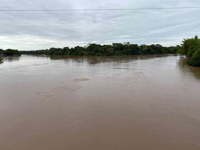Chuva eleva n&iacute;vel de rio Taquari e coloca Coxim em estado de emerg&ecirc;ncia 