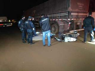 Perito e policiais no local onde motociclista morreu após bater em carreta (Foto: Adilson Domingos)