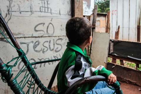 Na favela, frio piora diante da falta do básico e é sinônimo de mais preocupação