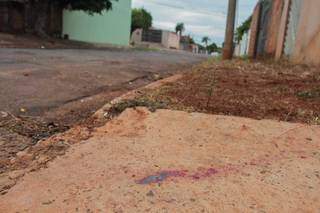 Marca de sangue na calçada onde jornalista foi encontrado (Foto: Marcos Maluf)