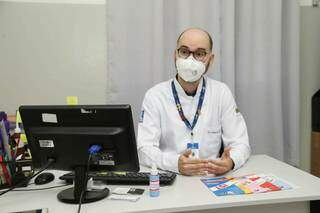 Doutor Roberto detalha todas as informações a respeito de prevenção contra ISTs. (Foto: Kísie Aionã)