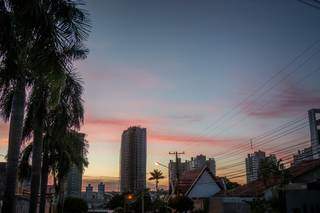 Amanhecer na capital visto do bairro Jardim dos Estados, às 6h desta segunda (Foto: Henrique Kawamini)