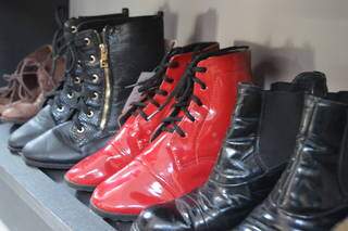 Loja tem botas de diferentes modelos e cores. (Foto: Thailla Torres)