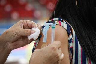 Vacina sendo aplicada em mulher em Campo Grande. (Foto: Henrique Kawaminami)