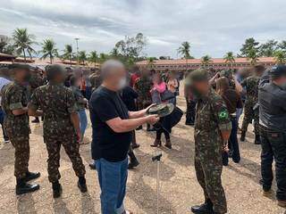 Familiares de militares aglomeraram em evento irregular de entrega do &#34;Gorro Pantaneiro&#34; no município de Coxim (Foto Redes Sociais)