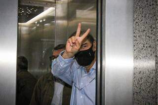 Bernal pega elevador para depor em sala do 4º andar do Fórum de Campo Grande (Foto: Henrique Kawaminami)