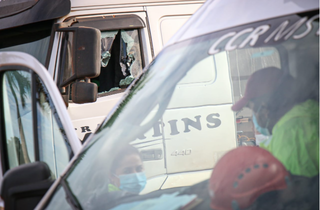 Bombeiros tiveram que quebrar o vidro para saber o que havia acontecido com o caminhoneiro (Foto: Henrique Kawaminami) 