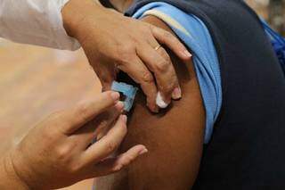 Morador tomando vacina contra a covid-19 na Capital. (Foto: Kísie Ainoã)