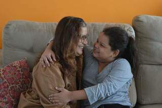 Gilza e Ana Débora abraçadas durante entrevista sobre a adoção de Ana. (Foto: Thailla Torres)