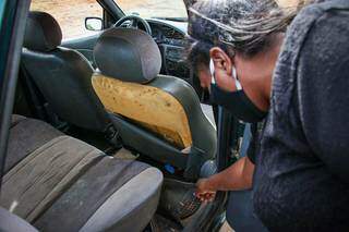 Joselina pede ajuda para financiar os reparos, pois é com o carro que consegue realizar boa parte das ajudas. (Foto: Henrique Kawaminami)