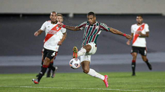 Fluminense sobra, vence o River na Argentina e avan&ccedil;a &agrave;s oitavas em 1&ordm; do grupo