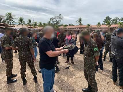 Militares aglomeram com família para entrega do “Gorro Pantaneiro”