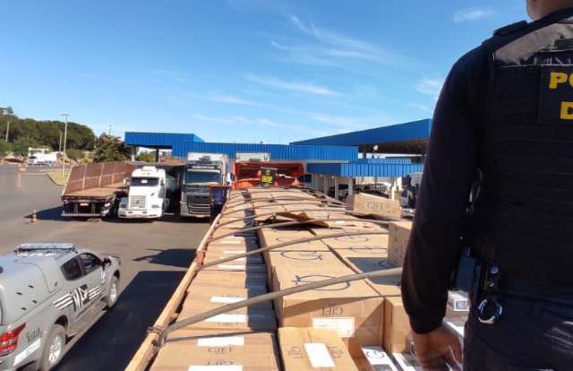 Pol&iacute;cia pega caminh&atilde;o da m&aacute;fia do contrabando com 40 mil pacotes de cigarro