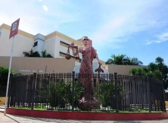 Marido &eacute; condenado a 16 anos de pris&atilde;o por estuprar e fotografar esposa 