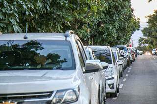 Fila de carros na avenida Mato Grosso, em Campo Grande (Foto: Henrique Kawaminami)