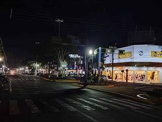Avenida Marcelino Pires, em Dourados, já quase sem movimento, depois das 18h (Foto: Helio de Freitas)