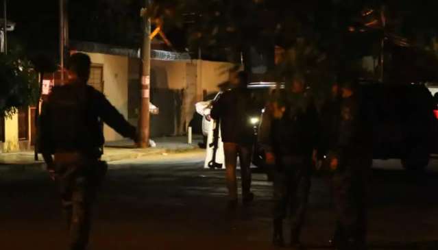 Assaltante &eacute; baleado pelo Choque depois de invadir  barbearia na Bandeirantes