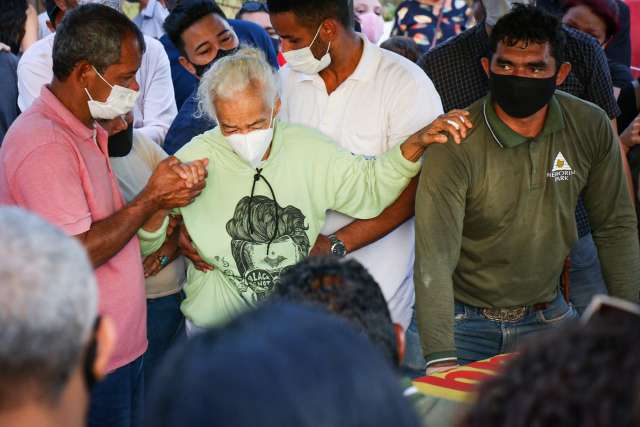 Cabo Almi &eacute; sepultado, com homenagens e fala da m&atilde;e: Logo eu estou indo&#039;