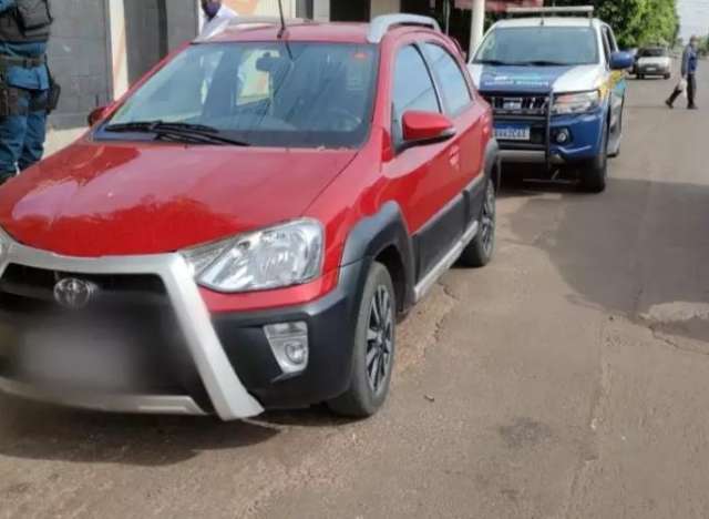 Armados, bandidos trancam fam&iacute;lia no quarto e roubam R$ 7mil, joias e carro