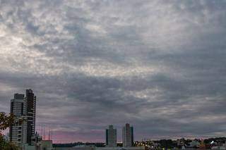 Campo Grande amanheceu com céu tomado por nuvens nesta terça-feira (Foto: Henrique Kawaminami)