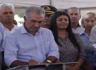 José Almi, atrás do governador Reinaldo na foto, durante solenidade pública. (Foto: Divulgação)