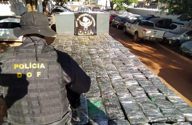Motorista abandona caminh&atilde;o com quase 7 toneladas de maconha na fronteira