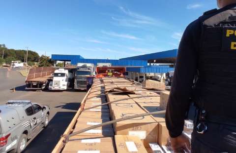 Polícia pega caminhão da máfia do contrabando com 40 mil pacotes de cigarro