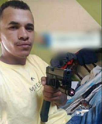 Jovem de 22 anos morre em troca de tiros com a pol&iacute;cia 
